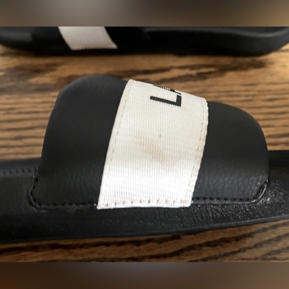 Lacoste slides in size 10W - Picture 4 of 10